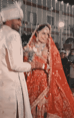 साहिल ने अन्नू रानी का हाथ पकड़कर स्टेज पर चढ़ाया। इस दौरान अन्नू ने साहिल को फूलों का एक गुलदस्ता दिया।