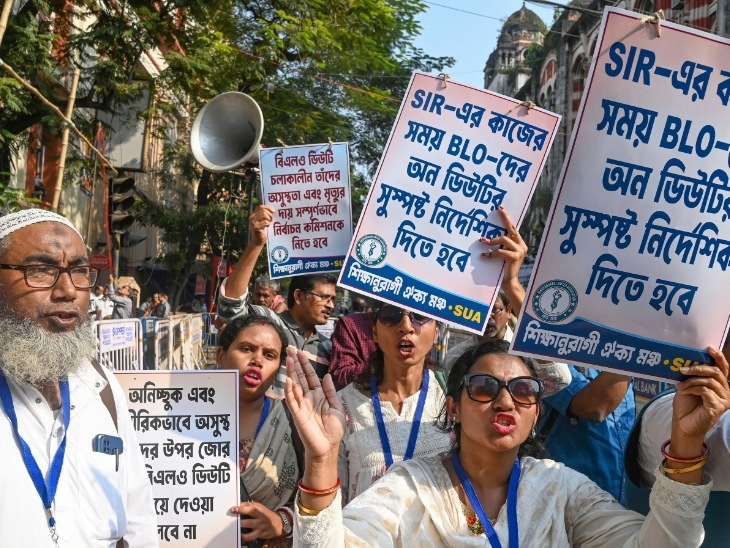 बंगाल- कोलकाता में BLO ने पोस्टर लेकर वोटर लिस्ट रिवीजन के खिलाफ प्रदर्शन किया।