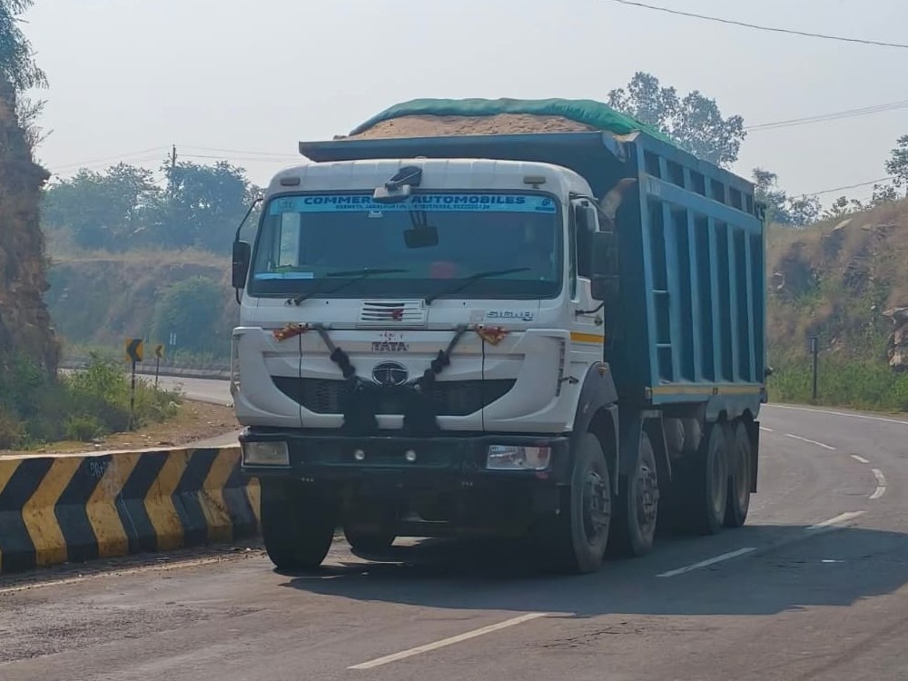 रात से लेकर भोर तक बिना नंबर प्लेट वाले डंपर और ट्रैक्टर-ट्रॉलियां बड़ी मात्रा में रेत लेकर सड़कों पर दौड़ती हैं। - Dainik Bhaskar