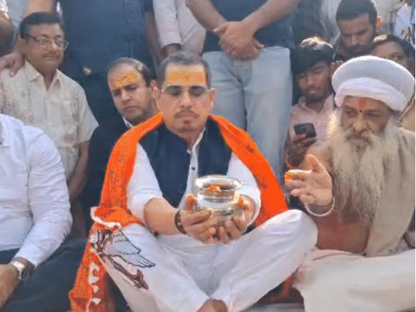 रॉबर्ट वाड्रा ने ओंकारेश्वर में नर्मदा पूजन भी किया।