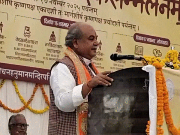 वैदिक कार्यक्रम में नरेंद्र सिंह तोमर और दिग्विजय सिंह।