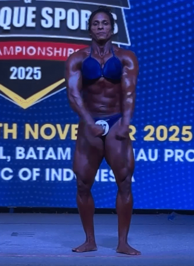 इंडोनेशिया में पोज देती हुई वंदना।