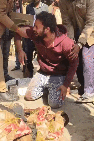 बेटे की सिर कटी लाश देखकर पिता अजय लगातार रोते-चिल्लाते रहे। वह बार-बार कह रहे थे कि मेरे बेटे का सिर कहां है?