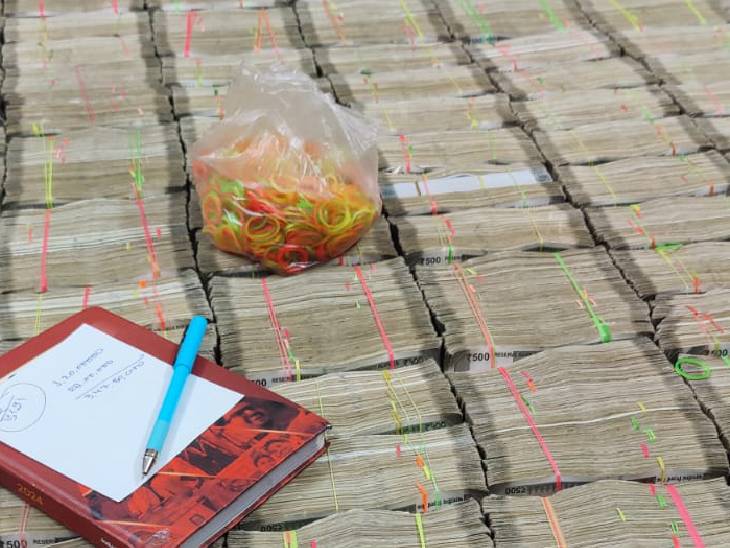 पुलिस ने कार से 500 और 200 रुपए के नोटों की गडि्डयां बरामद की।