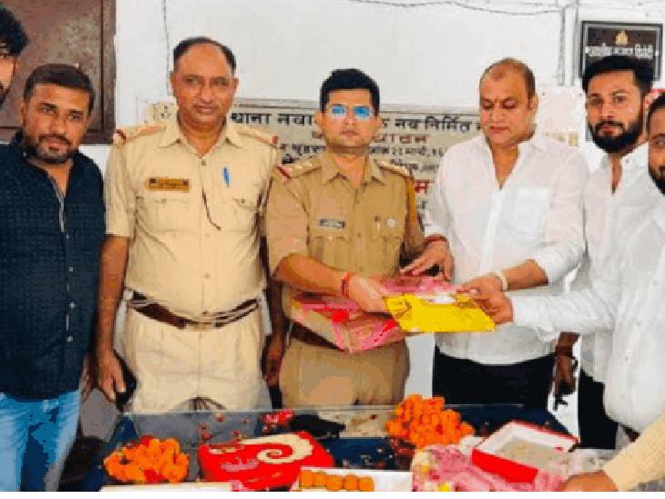 यह तस्वीर इंस्पेक्टर आशीष द्विवेदी के एक कार्यक्रम के दौरान की है।