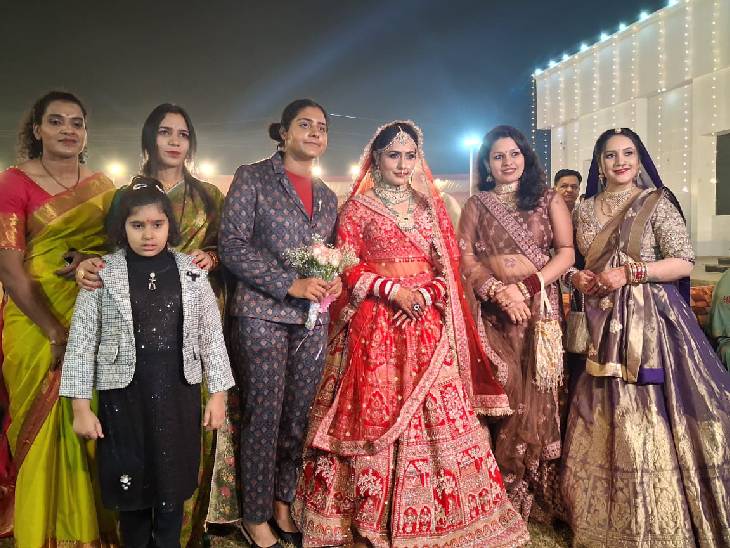 अन्नू रानी के साथ उनकी सहेलियों ने ग्रुप में फोटो खिंचवाई। साथ ही उन्हें शादी की बधाई दी।