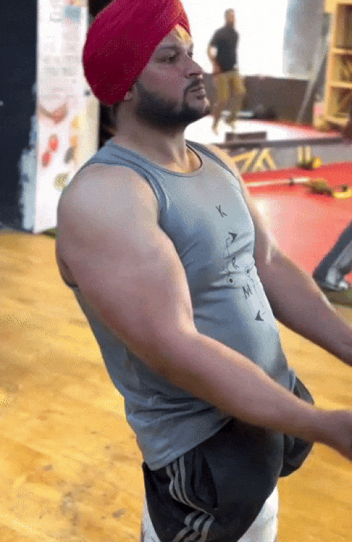 प्लास्टिक की बाल्टी में बैठकर एक्सरसाइज करते हुए अमनदीप सिंह।