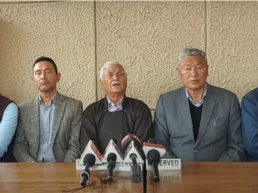 लेह एपेक्स बॉडी के नेता प्रेस कांफ्रेंस करते हुए