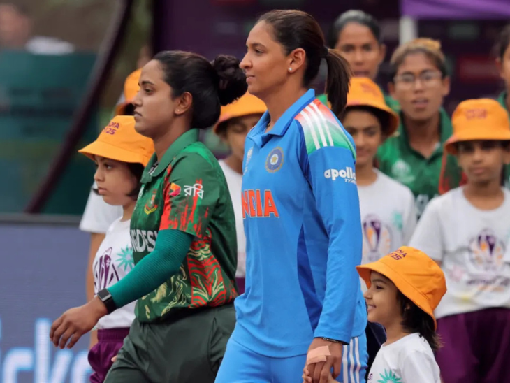 भारतीय कप्तान हरमनप्रीत कौर (नीली जर्सी) और बांग्लादेशी कप्तान निगार सुल्ताना हरी जर्सी में। - Dainik Bhaskar