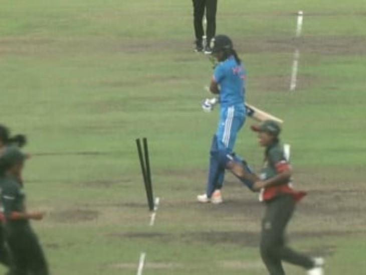 हरमनप्रीत ने बैट स्टंप्स पर मार दिया था।