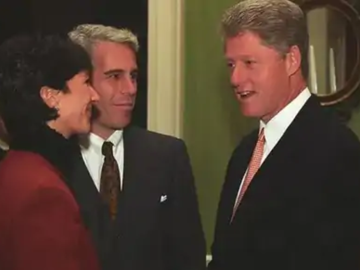 यह तस्वीर सितंबर 1993 की है। इसमें सेक्स रैकेट चलाने वाले जेफ्री एपस्टीन और उसकी गर्लफ्रेंड गिस्लीन मैक्सवेल तत्कालीन राष्ट्रपति बिल क्लिंटन के साथ नजर आ रहे हैं। यह जोड़ी क्लिंटन के VIP मेहमानों में शामिल थी।