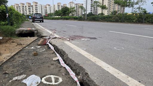 रोहित शौकीन को इसी जगह गोलियां मारी गई हैं। पुलिस ने जहां-जहां गोलियों को खोल मिले, उन जगहों को मार्क किया है।