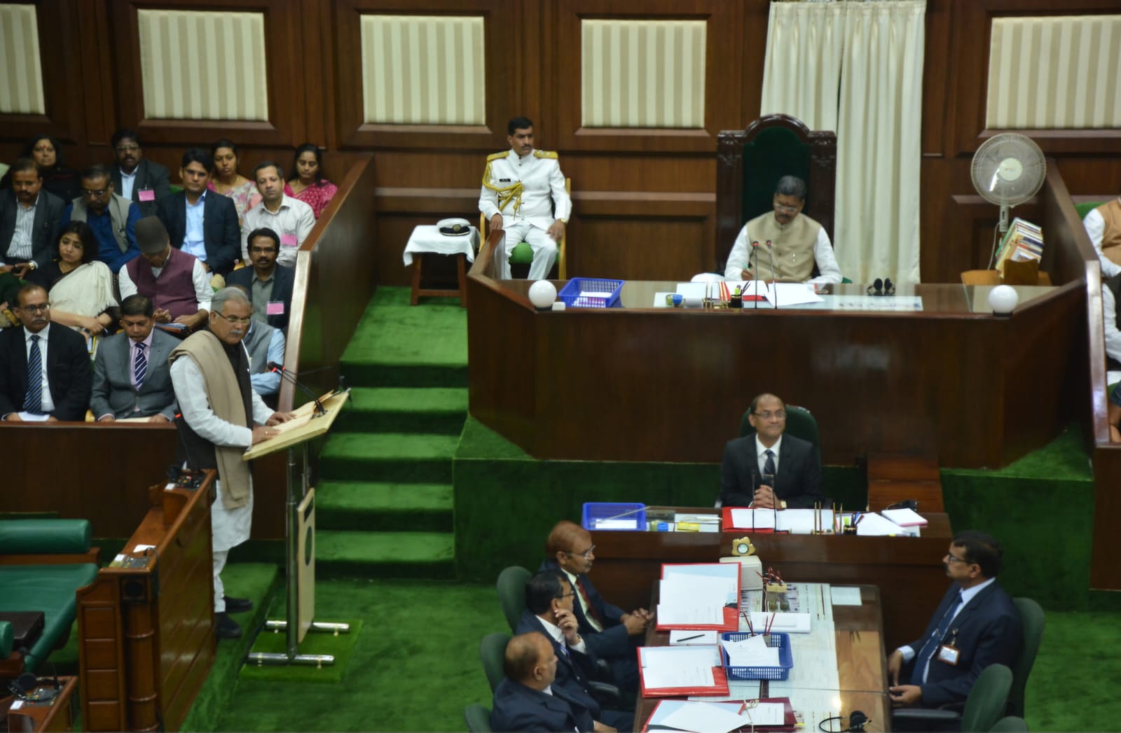 साल 2018 में सरकार बदलने के बाद भूपेश बघेल सीएम बने और चरणदास महंत विधानसभा अध्यक्ष।