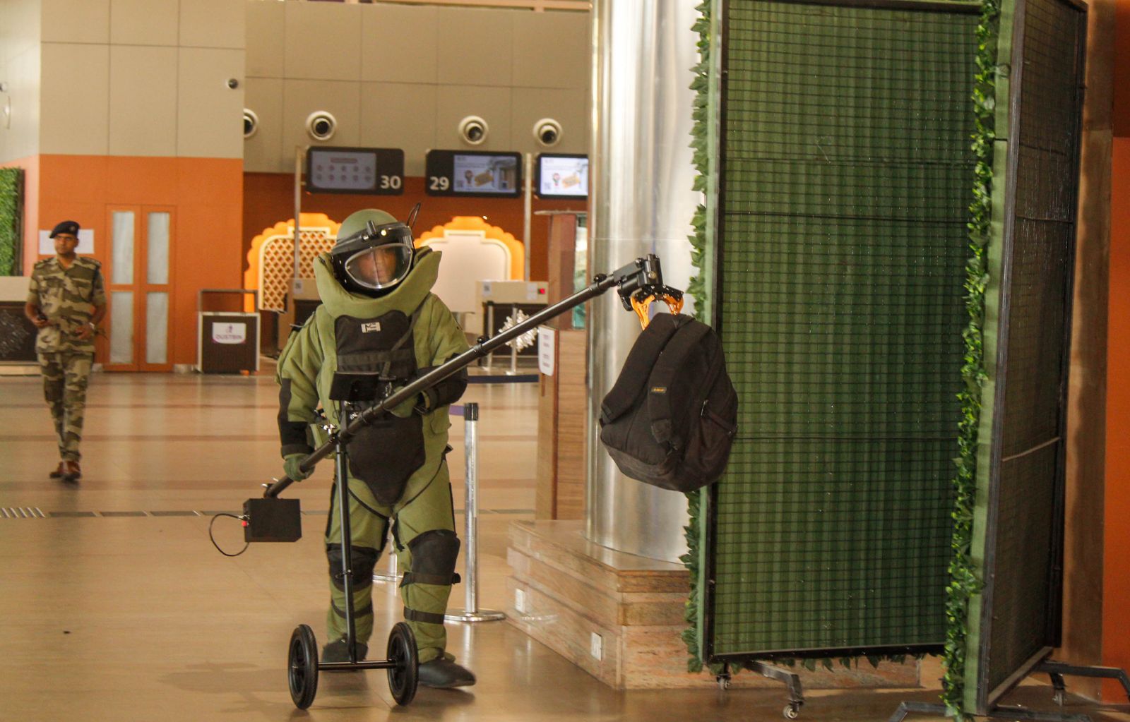 बम की धमकी से बचाव के लिए ड्रिल का आयोजन किया गया था।