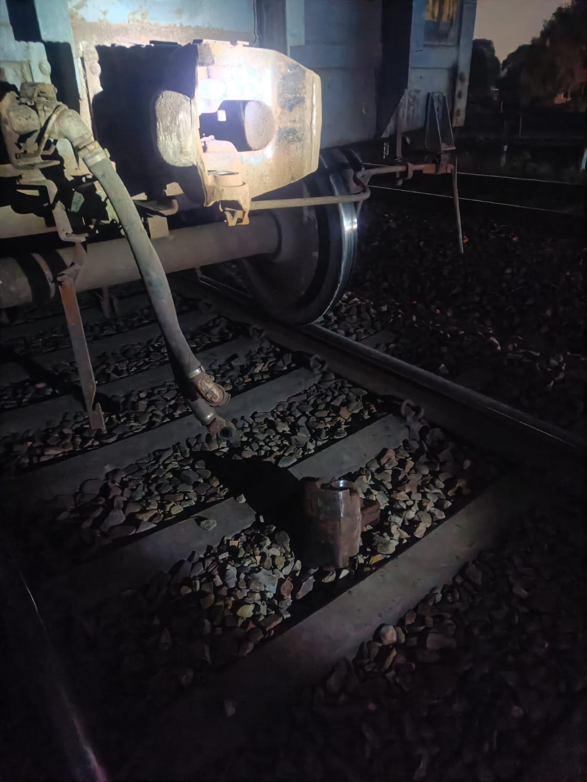 कपलिंग काे जोड़कर मालगाड़ी को रवाना कर दिया गया है।