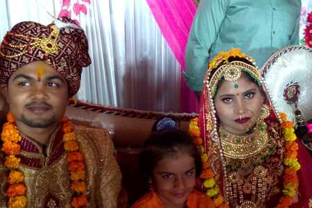 इस तस्वीर में राहुल अपनी दूसरी पत्नी शिवांगी के है। यह शादी 4 दिसंबर 2024 की है।