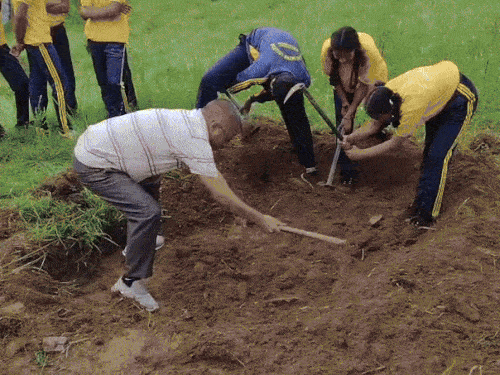 बंजर पड़े खेत में बच्चों के साथ खाल खोदते अल्मोड़ा के कांडपाल।