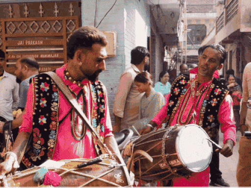 नगर निगम की तरफ से कूडा फेंकने वालों के घर पर बजाए जा रहे ढोल।