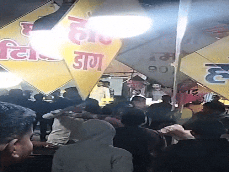 Indore News : सराफा चौपाटी में हुआ हंगामा, ग्राहक को लेकर आपस में ही भीड़ गए दो व्यापारी, खूब चले लात-घूंसे