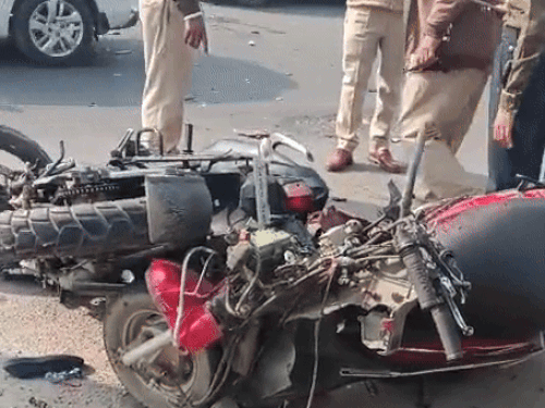 हाईवें पर एक्सीडेंट हुए मोटरसाइकल और एक्टिवा मौके पर पहुंचे SSFट और PCR टीम। - Dainik Bhaskar