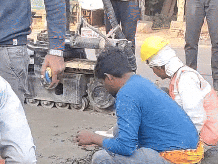 रोड का बनाने में जुटे वर्कर।