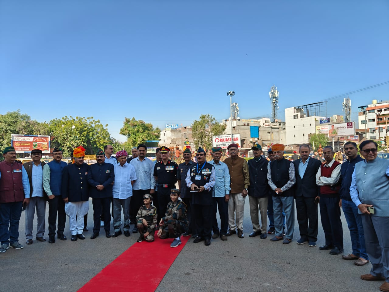 परमवीर मेजर शैतान सिंह को श्रद्धांजलि देते लोग।