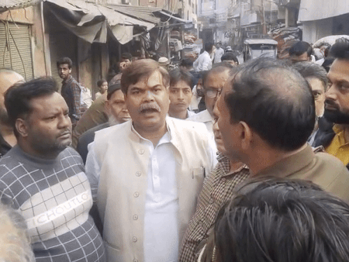 Anti-social elements spoiled the atmosphere by throwing bones in the house.  | असामाजिक तत्वों ने घर में हड्डी फेंककर माहौल बिगाड़ा: भाजपा नेता कमलदत्त  शर्मा ने पुलिस से जताई ...