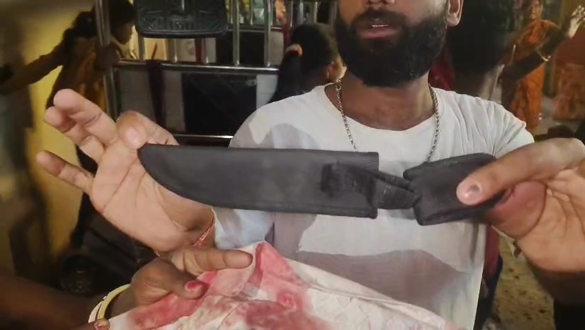 चाकू का कवर दिखाते लोग।