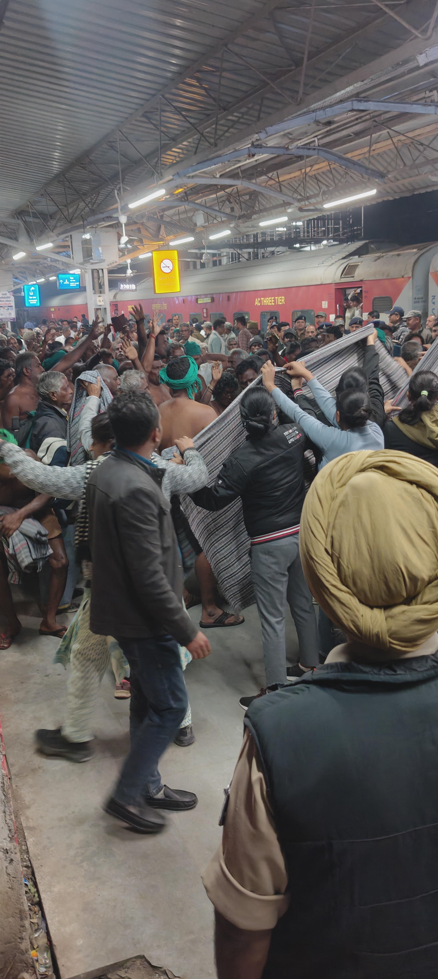 अर्धनग्न होने के दौरान पुलिस कर्मी चादर डालते रहे।