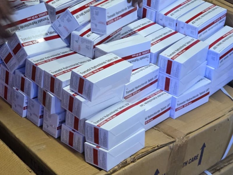 डिब्बों में बंद थी दवाइंया