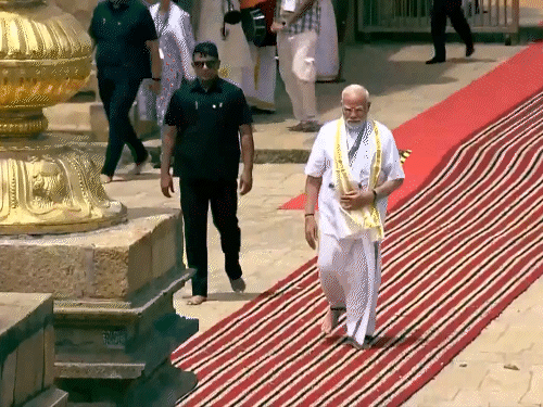 तमिळ पोशाख परिधान करून पंतप्रधान मोदींनी ११ व्या शतकात राजेंद्र चोल यांनी बांधलेल्या शिव मंदिरात प्रार्थना केली आणि नंतर मंदिराचे दर्शन घेतले.