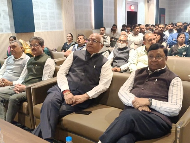 भिवानी के वैश्य कॉलेज में आयोजित पूर्वाकलन कार्यक्रम में पहुंचे अतिथि व अन्य