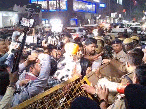 मौदहापारा थाने के बाहर पुलिसकर्मियों से बहस के दौरान की तस्वीर।