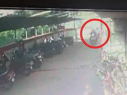 स्कूटी पर सहेली के साथ पत्नी योगा क्लास से लौटी। लालजी भी पीछे से पहुंचा।