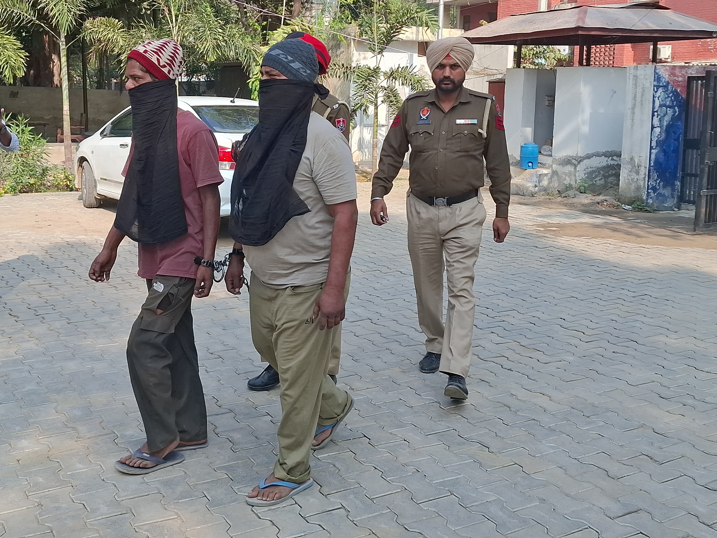 आरोपियों को ले जाती पुलिस।