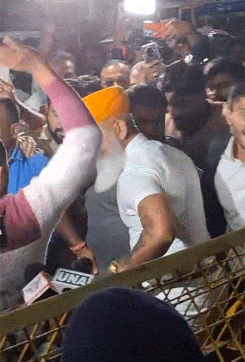 मौदहापारा थाने के बाहर राज शेखावत के समर्थकों को रोकने के लिए बैरिकेडिंग की गई।