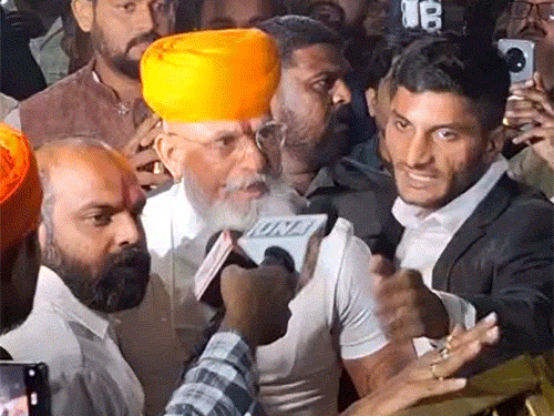 रायपुर में क्षत्रिय करणी सेना के राष्ट्रीय अध्यक्ष डॉ.राज शेखावत गिरफ्तारी देने पहुंचे।