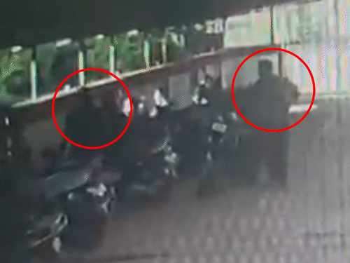 बाइक से उतरते ही लालजी त्रिशा के पास पहुंचा।