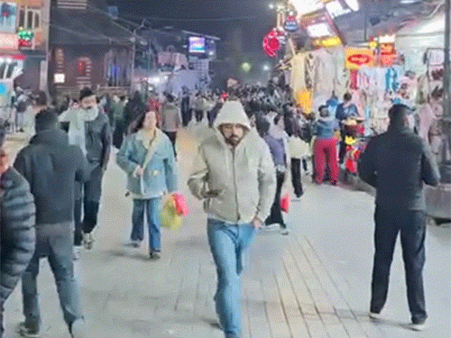 मनाली के मॉल रोड पर घूमते हुए टूरिस्ट।