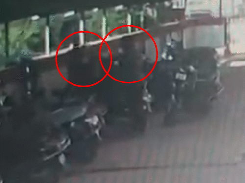 लालजी ने त्रिशा को धक्का दिया।