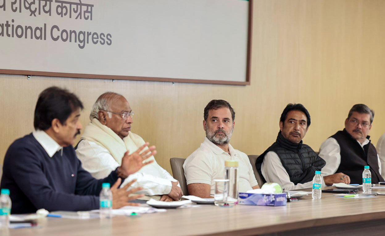 कांग्रेस अध्यक्ष खड़गे और लोकसभा में विपक्ष के नेता राहुल गांधी ने मंगलवार को दिल्ली के इंदिरा भवन में 12 राज्यों के कांग्रेस प्रमुखों के साथ मीटिंग की।