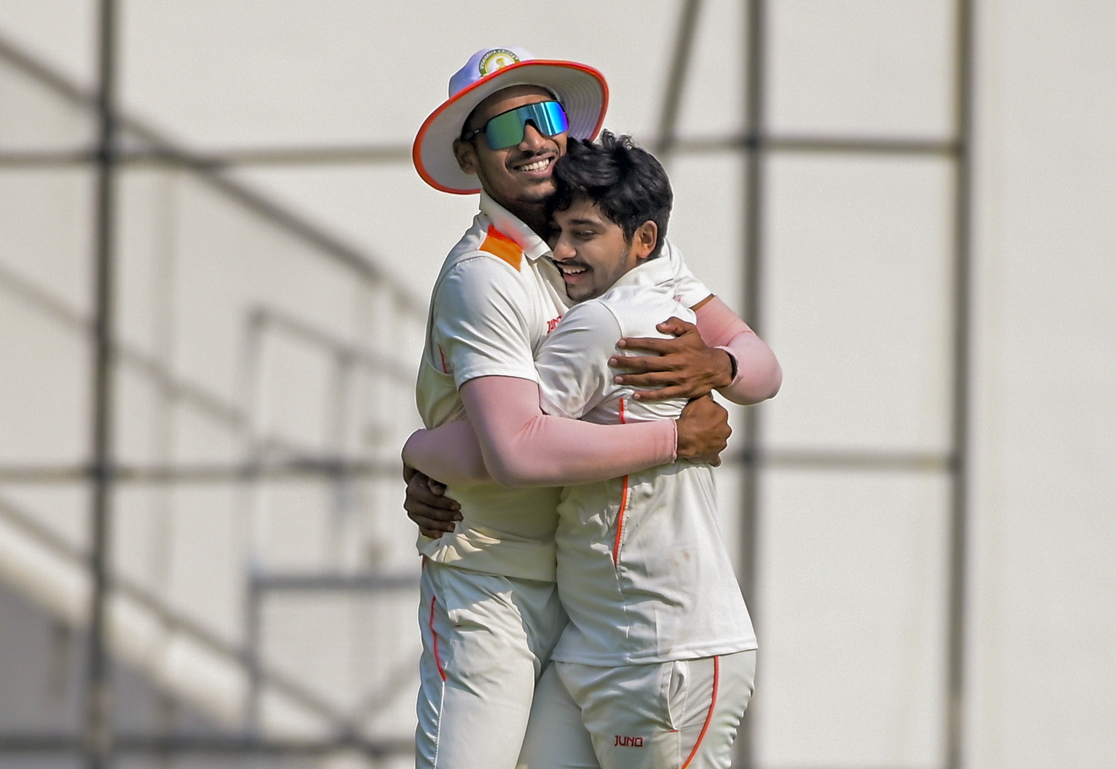 बड़ौदा के विष्णु सोलंकी का विकेट सेलिब्रेट करते दर्शन नालकंडे।