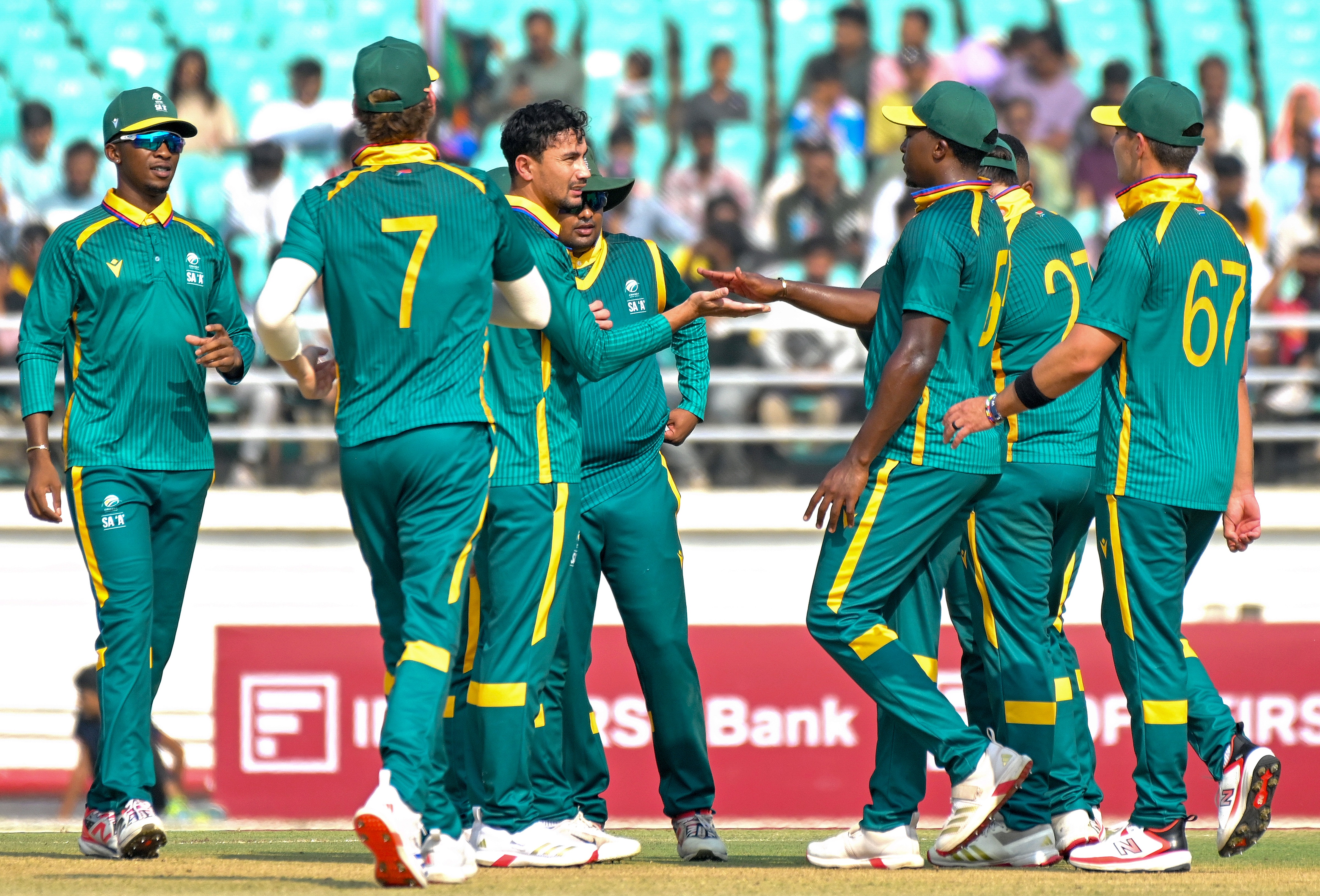 भारतीय टीम का विकेट लेने के बाद सेलिब्रेट करते साउथ अफ्रीका के प्लेयर्स।