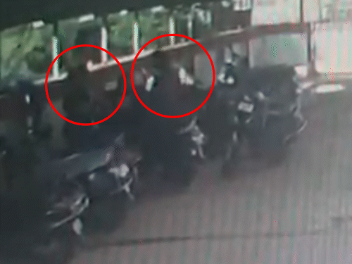 त्रिशा ने भी लालजी को धक्का दिया।