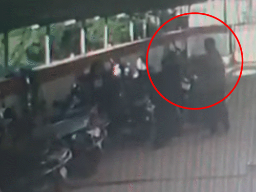 दोनो के बीच हाथापाई होने लगी। त्रिशा ने भी लालजी को थप्पड़ जड़ा।