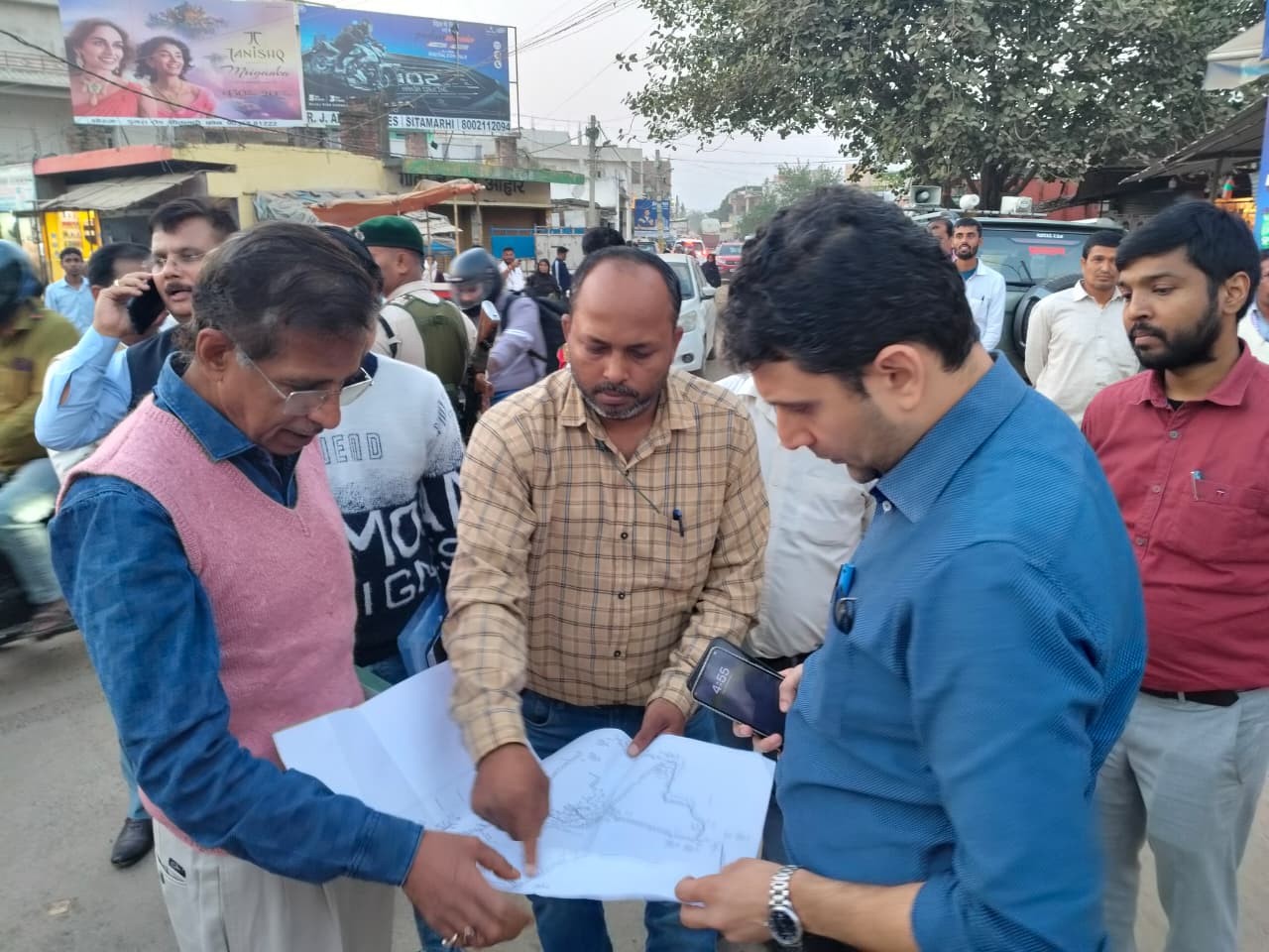DM निर्माणाधीन कार्यस्थल का औचक निरीक्षण कर रहे है।