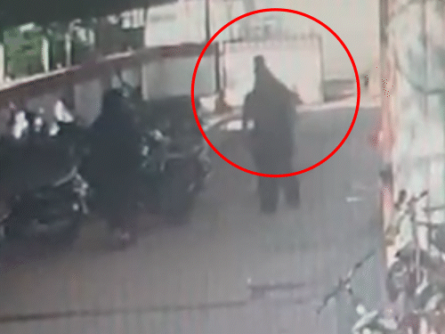 बहस के दौरान लालजी ने अपनी लायसेंसी पिस्टल निकाली।