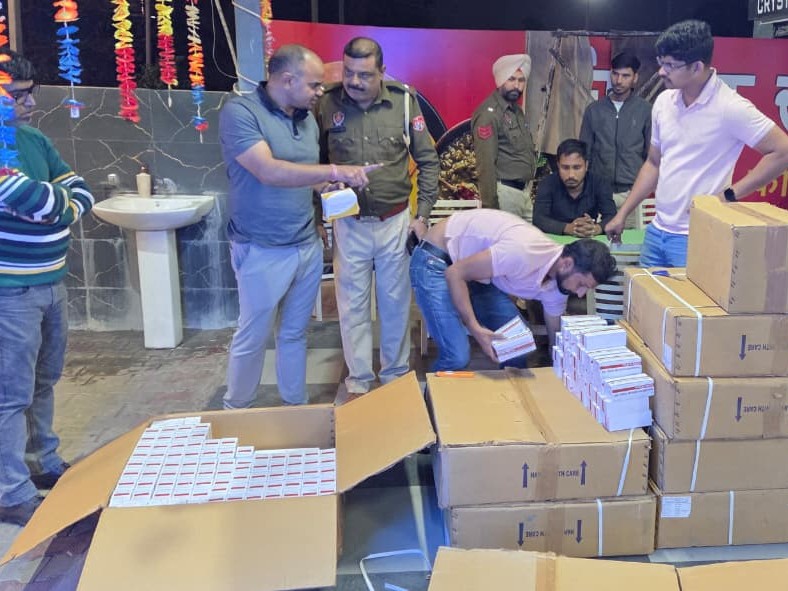 एनसीबी व पुलिस की टीम दवाइयां बरामद करते हुए।