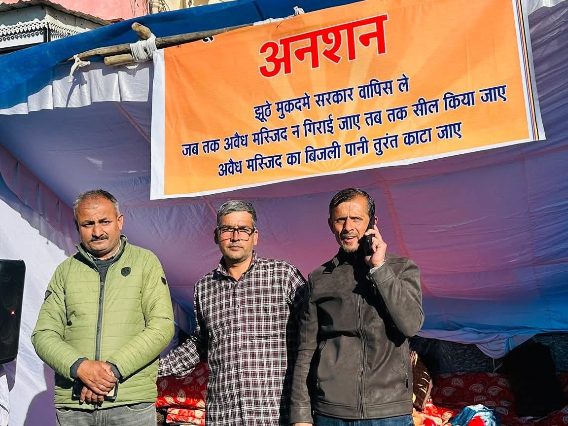 संजौली पुलिस चौकी के बाहर अनशन पर बैठे देवभूमि संघर्ष समिति के तीन पदाधिकारी।