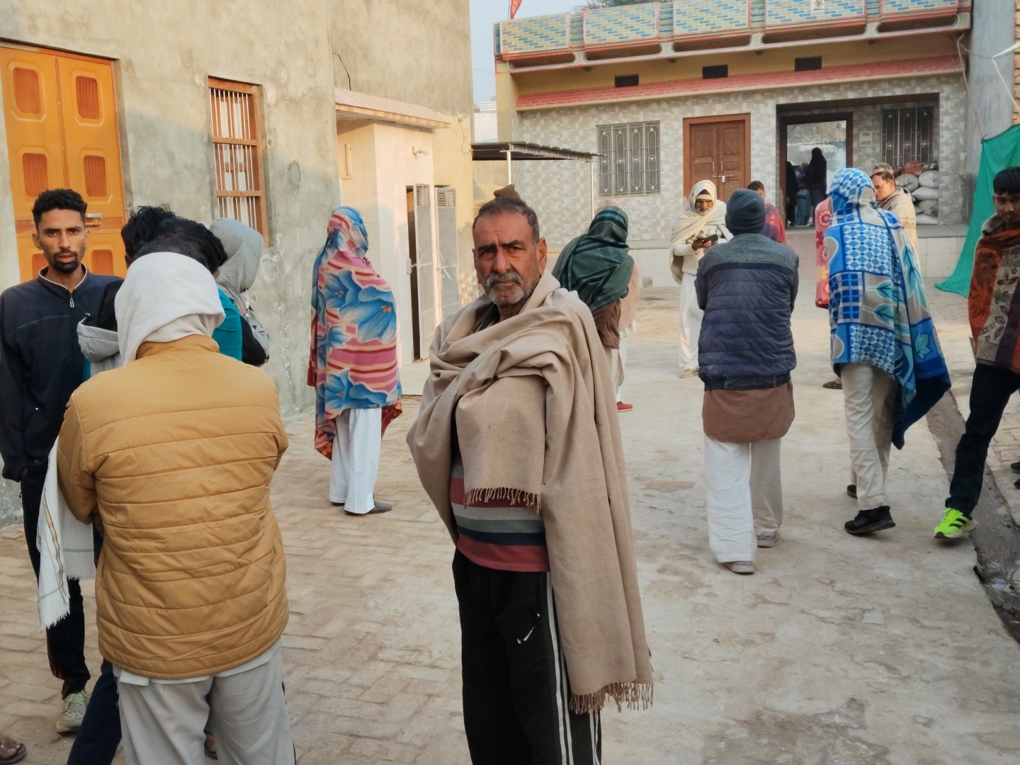 बुधवार सुबह घटना की जानकारी मिलते ही पुलिस और ग्रामीण मौके पर पहुंचे। ग्रामीणों ने आरोपियों को जल्द गिरफ्तार की मांग की।